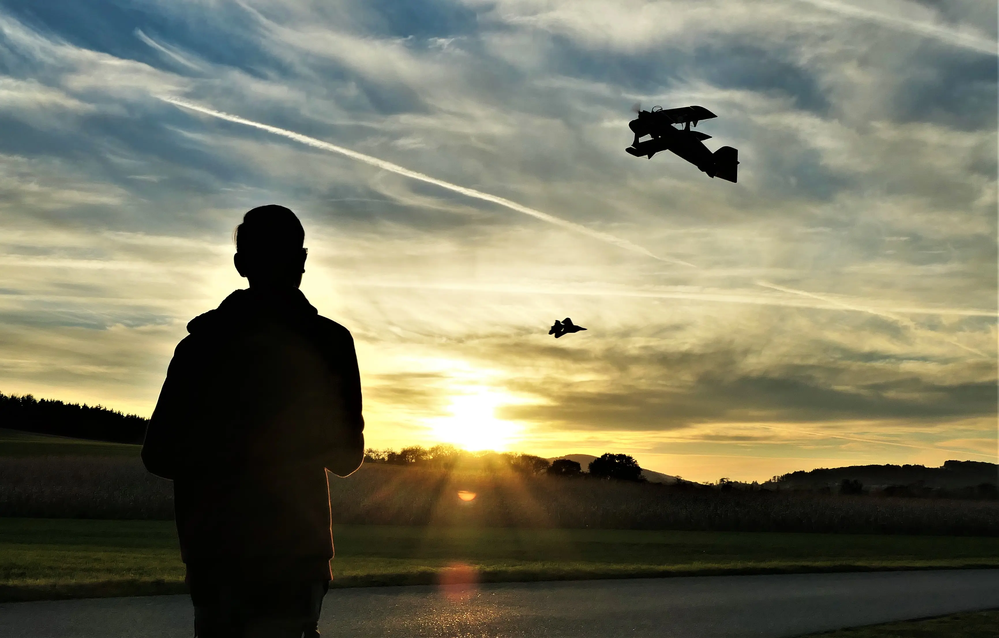 2 Flugzeuge vor dem Sonnenuntergang