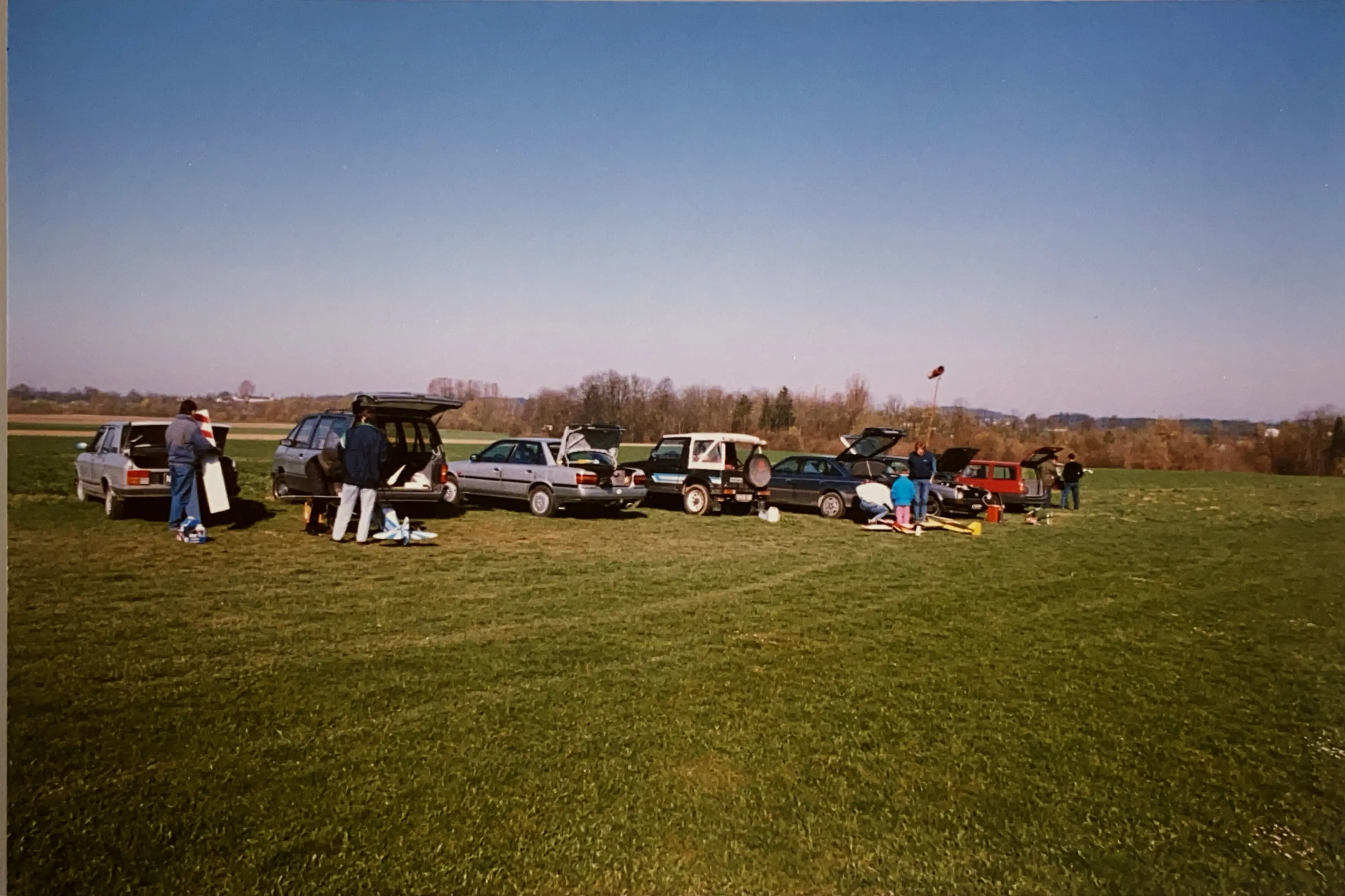 Piloten und Autos am Platz in den 80er